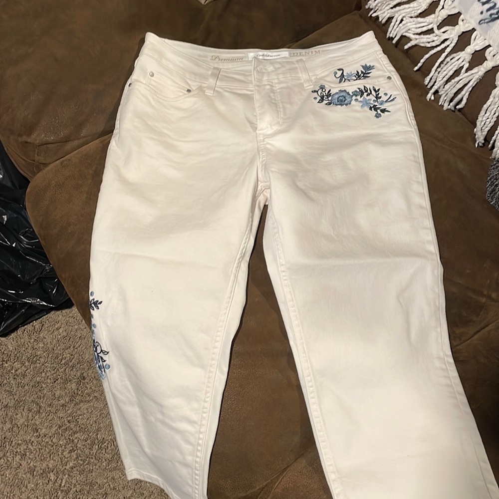Croft and Barrow size 6 stretch Capris with blue embroidered floral design